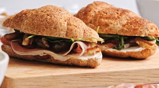 Croissants con jamón y rúcula