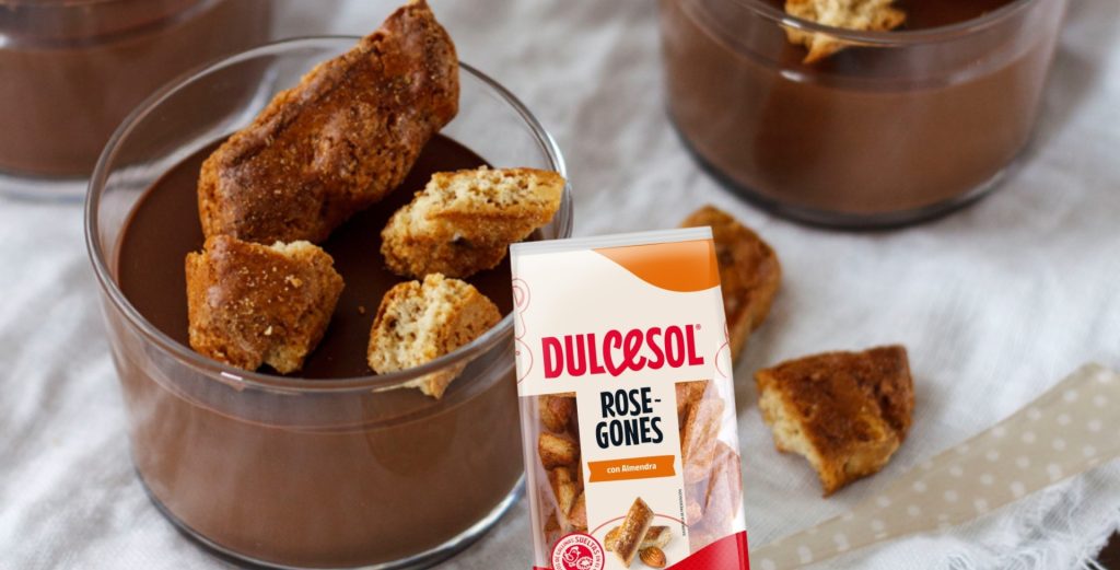 En esta receta, los rosegones Dulcesol se convierten en el complemento perfecto para una crema de chocolate aromática y suave. Su textura crujiente y ligera permite jugar con contrastes, aportando un punto tostado que equilibra la intensidad del chocolate.