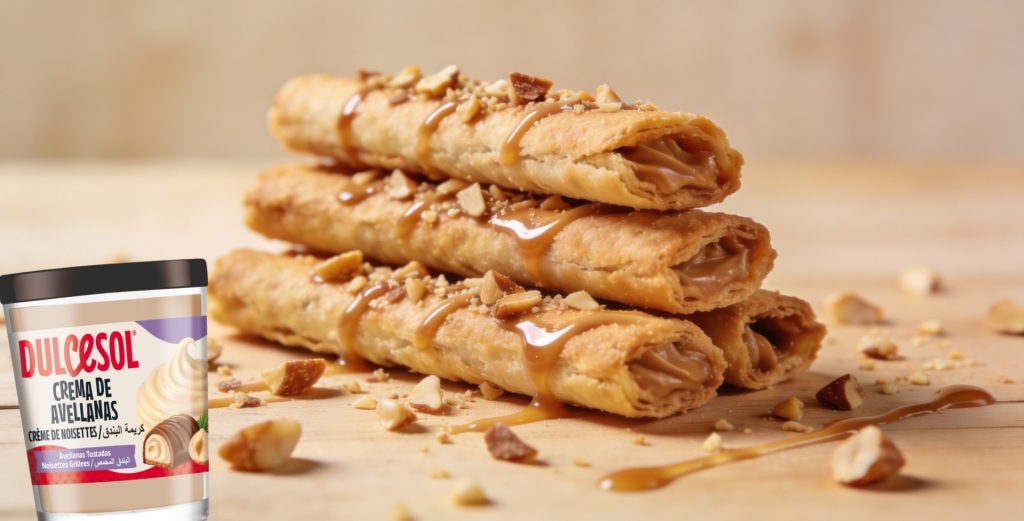En esta receta, la crema de avellanas Dulcesol se convierte en el eje central de un bocado crujiente y visual. Su textura suave, cremosa
