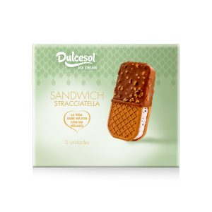 Delicioso sándwich de helado stracciatella, con cremosa nata y virutas de chocolate entre suaves galletas. Un clásico irresistible para disfrutar en cualquier momento.
