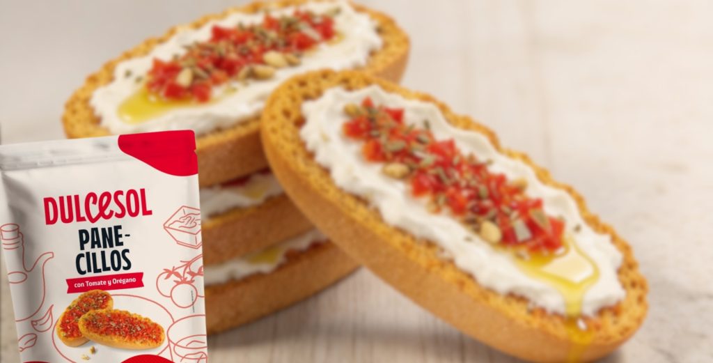 En esta receta, los Panecillos tostados con tomate y orégano Dulcesol se convierten en la base perfecta para un bocado salado lleno de contraste. Su textura crujiente y su sabor aromático, con notas mediterráneas, los hace ideales para recetas rápidas pero con resultado gastronómico El resultado es una propuesta ligera, equilibrada y muy visual, donde lo crujiente, lo cremoso y lo fresco se combinan en un solo bocado.