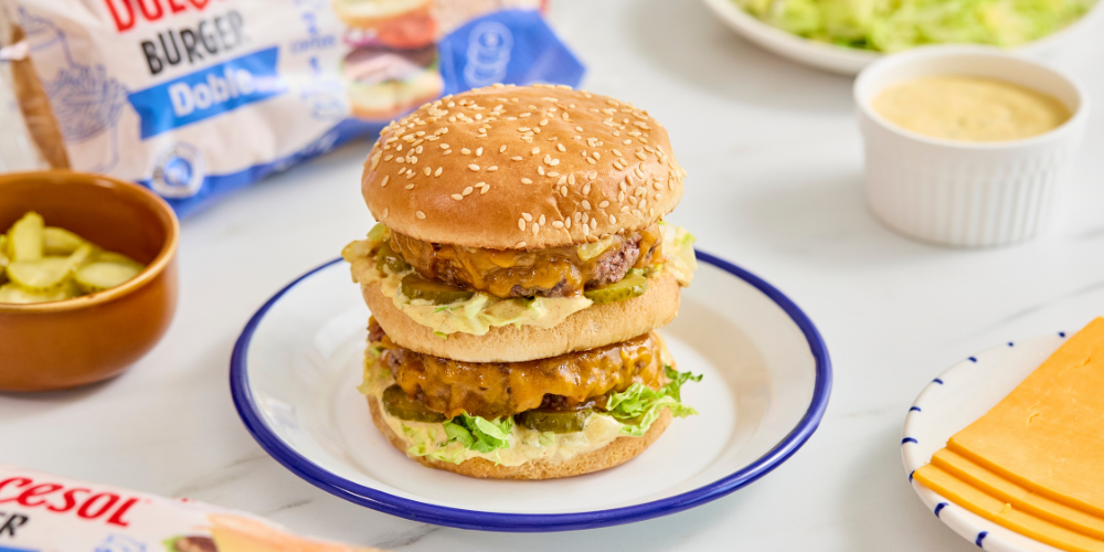¿Quién puede resistirse a una hamburguesa de doble carne, queso fundido, lechuga crujiente y una salsa cremosa llena de sabor?