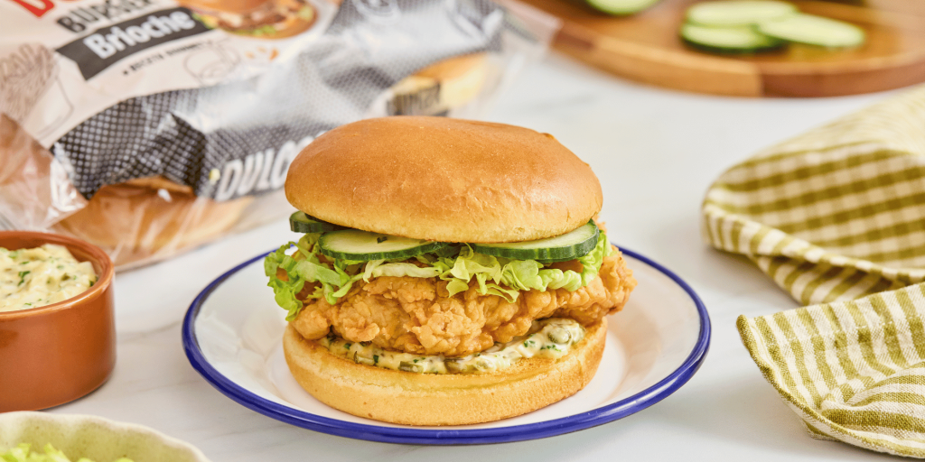 Burger de pollo rebozado con salsa tártara